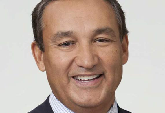 United Airlines names Oscar Munoz as CEO