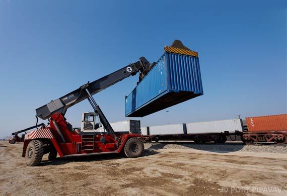 APM Terminals Pipavav acquires three highly advanced cranes from China APM Terminals Pipavav acquires three highly advanced cranes from China