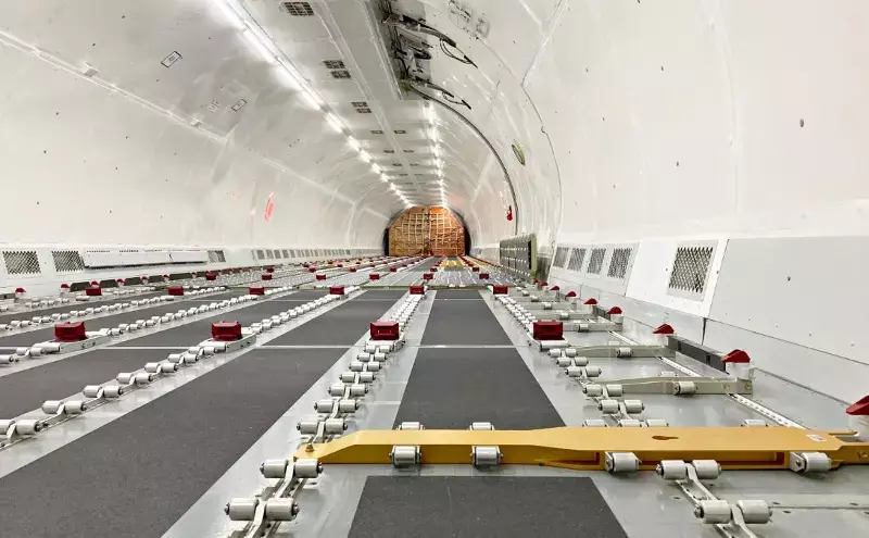 A total of 14 pallet and container positions in the main deck and 10 in the lower deck are available to Lufthansa Cargo customers per aircraft. A total of 14 pallet and container positions in the main deck and 10 in the lower deck are available to Lufthansa Cargo customers per aircraft.