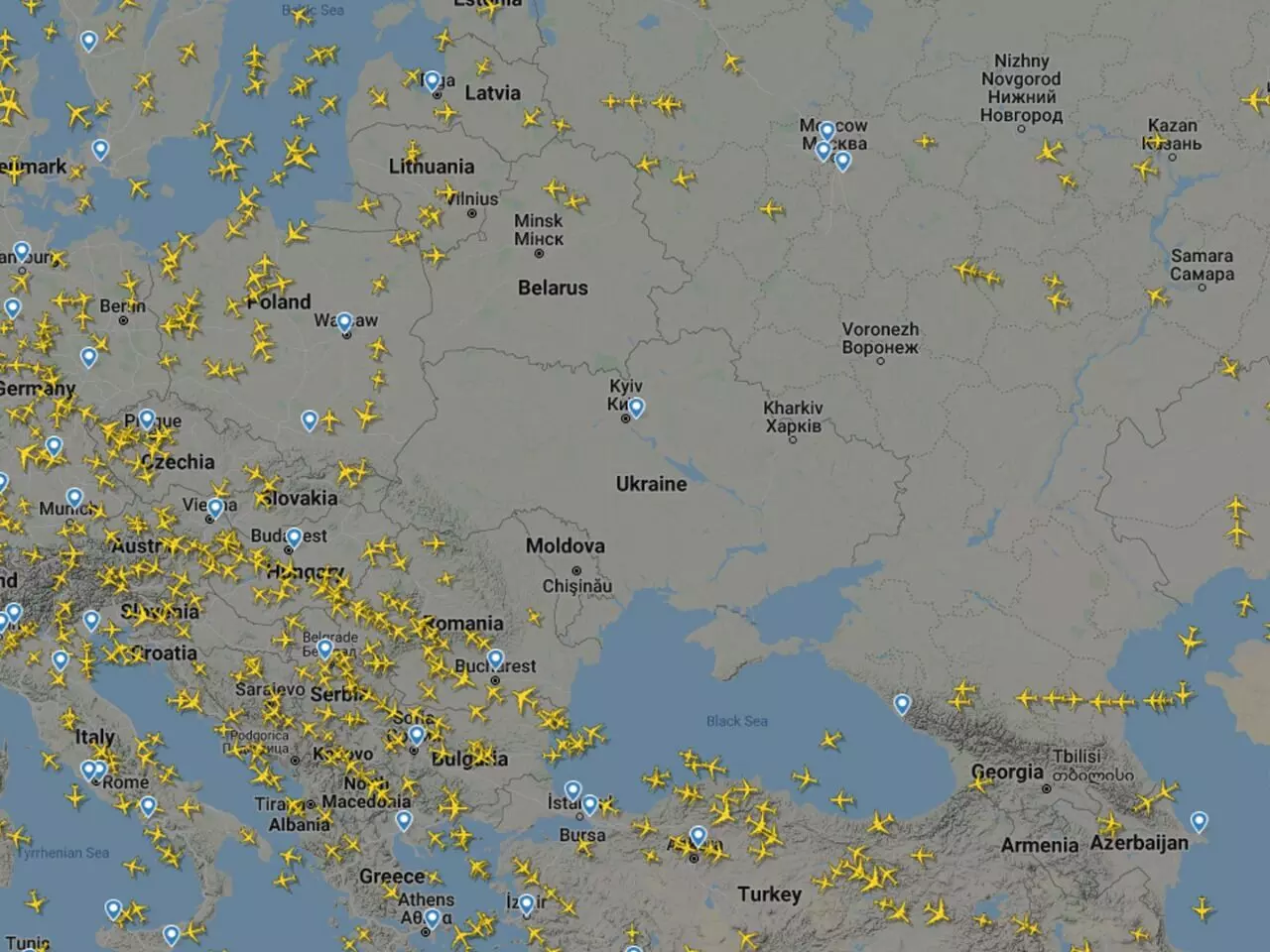 A screen image of Flightradar24 map (1330 hrs CET) that shows real-time commercial aircraft flight tracking information