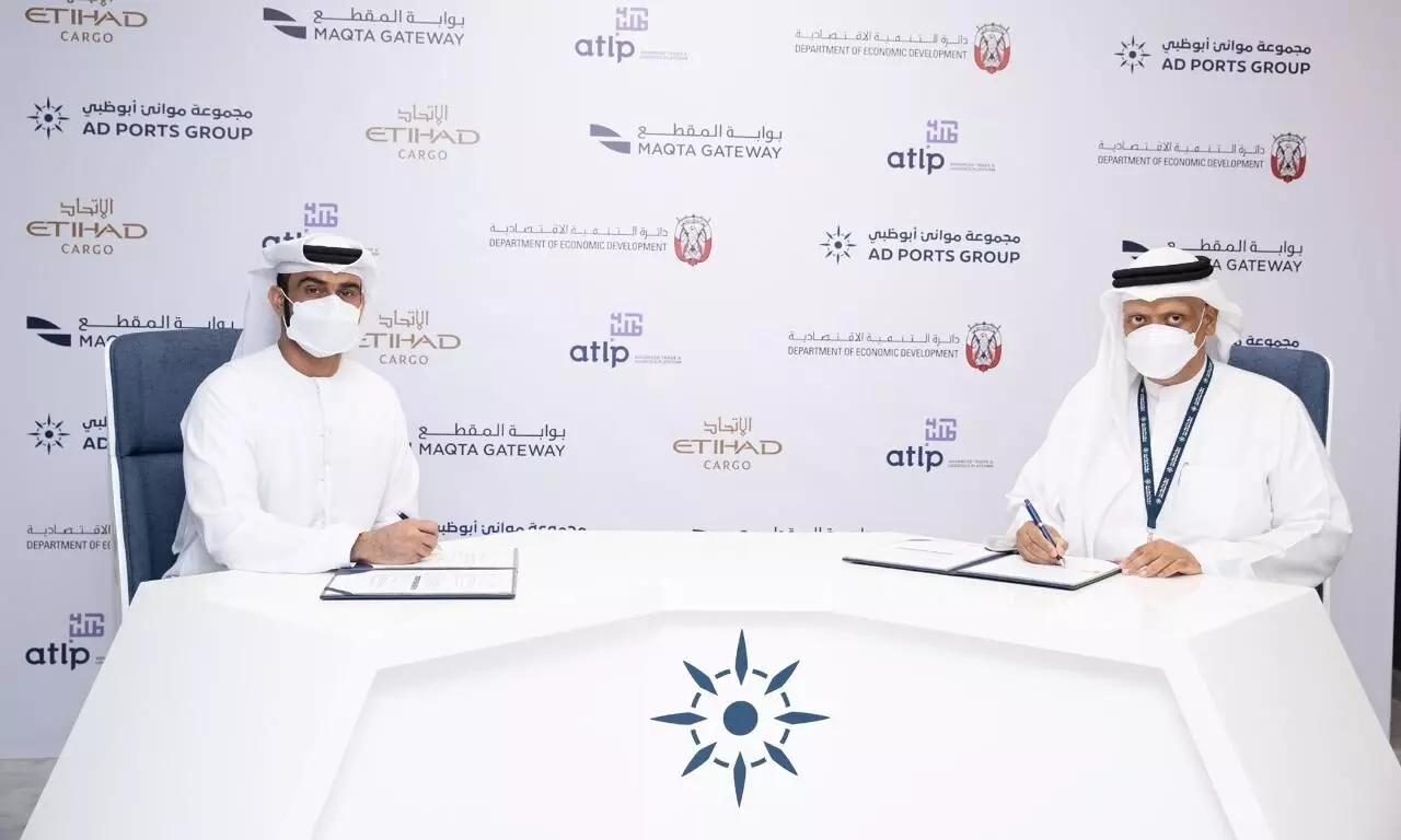 Yousef Al Riyami, Chief Technology Officer – Maqta Gateway (right) and Jubran Al Breiki, Director Etihad Airport Services signing the agreement on digital airfreight solutions.