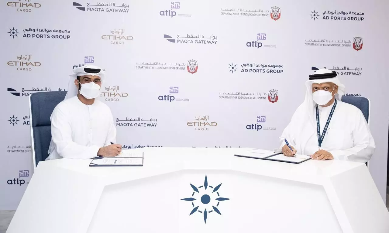 Yousef Al Riyami, Chief Technology Officer – Maqta Gateway (right) and Jubran Al Breiki, Director Etihad Airport Services signing the agreement on digital airfreight solutions. Yousef Al Riyami, Chief Technology Officer – Maqta Gateway (right) and Jubran Al Breiki, Director Etihad Airport Services signing the agreement on digital airfreight solutions.