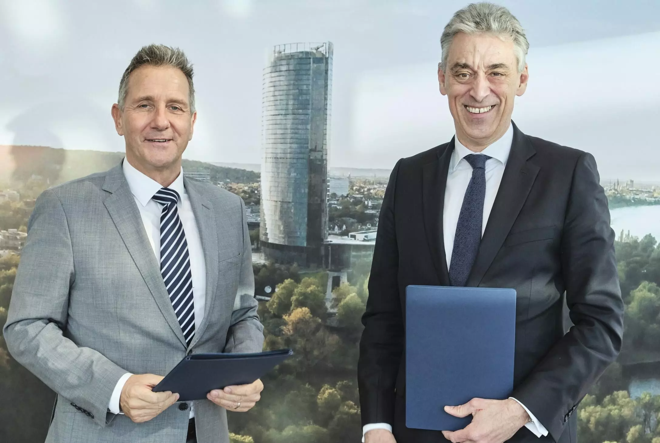 Neste Signing: Thorsten Lange, EVP Renewable Aviation Neste;  Frank Appel, CEO of Deutsche Post DHL Group