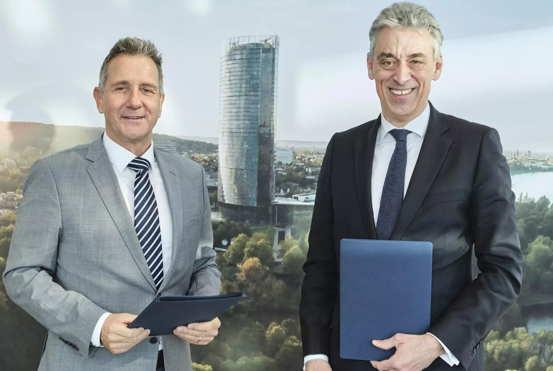 Neste Signing: Thorsten Lange, EVP Renewable Aviation Neste; Frank Appel, CEO of Deutsche Post DHL Group Neste Signing: Thorsten Lange, EVP Renewable Aviation Neste; Frank Appel, CEO of Deutsche Post DHL Group