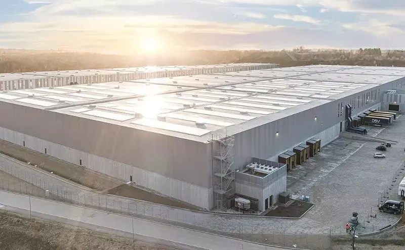 DSV opens 95,000 m2 facility near Copenhagen DSV opens 95,000 m2 facility near Copenhagen