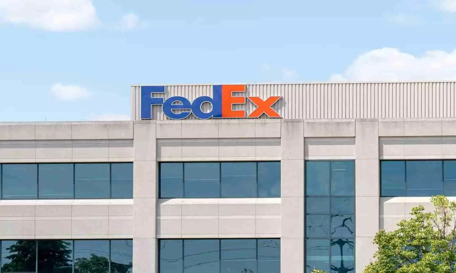 eBay and FedEx expand partnership in Canada