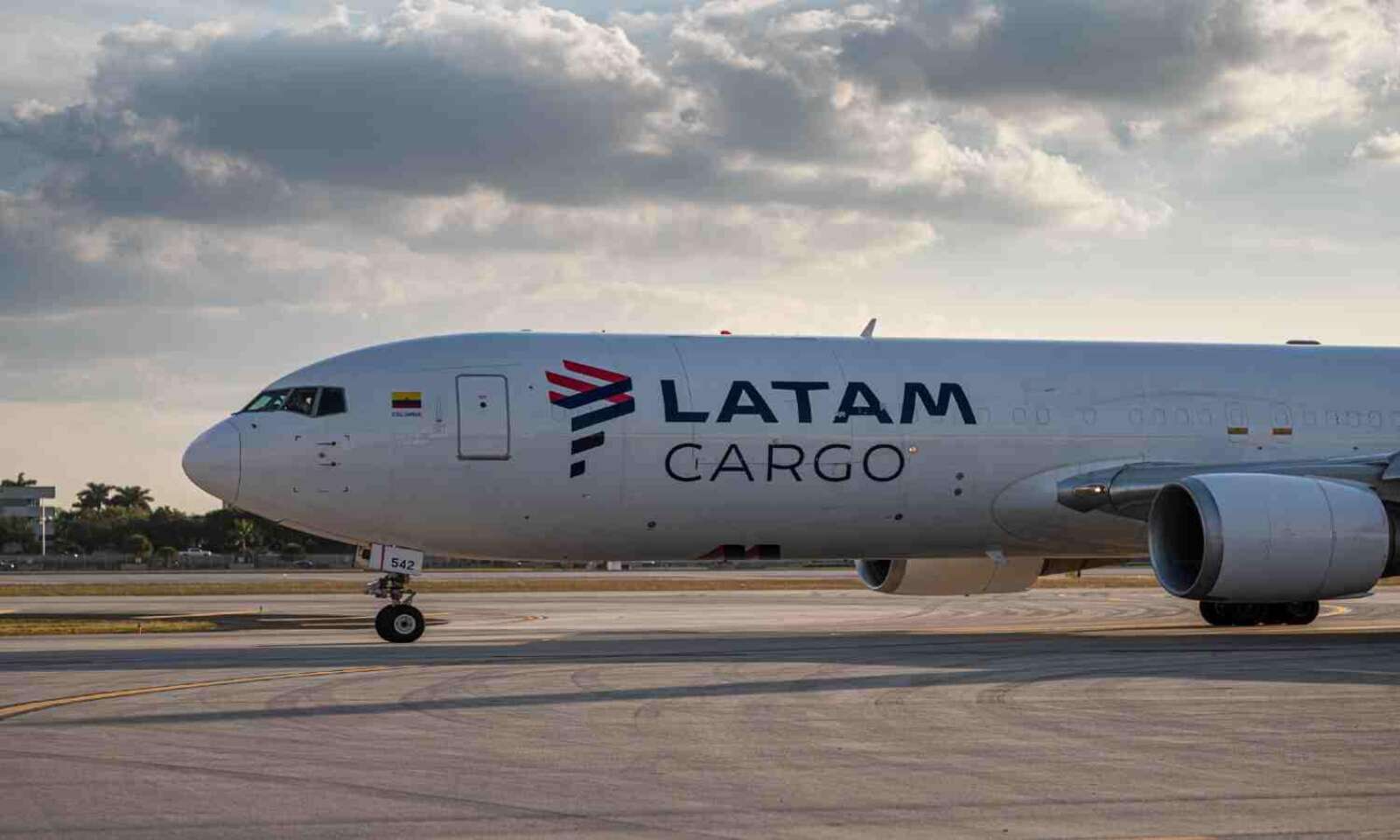 LATAM Cargo B763 at New York on Oct 29th 2022, gear problem