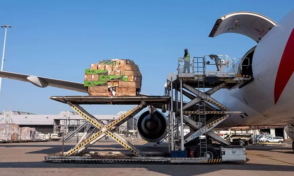 Schiphol cargo volume down 14% in H1 Schiphol cargo volume down 14% in H1