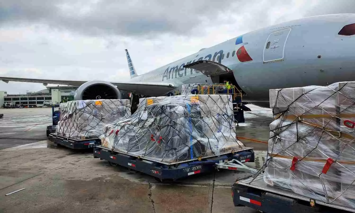 American Airlines Cargo delivers humanitarian supplies to Haiti American Airlines Cargo delivers humanitarian supplies to Haiti