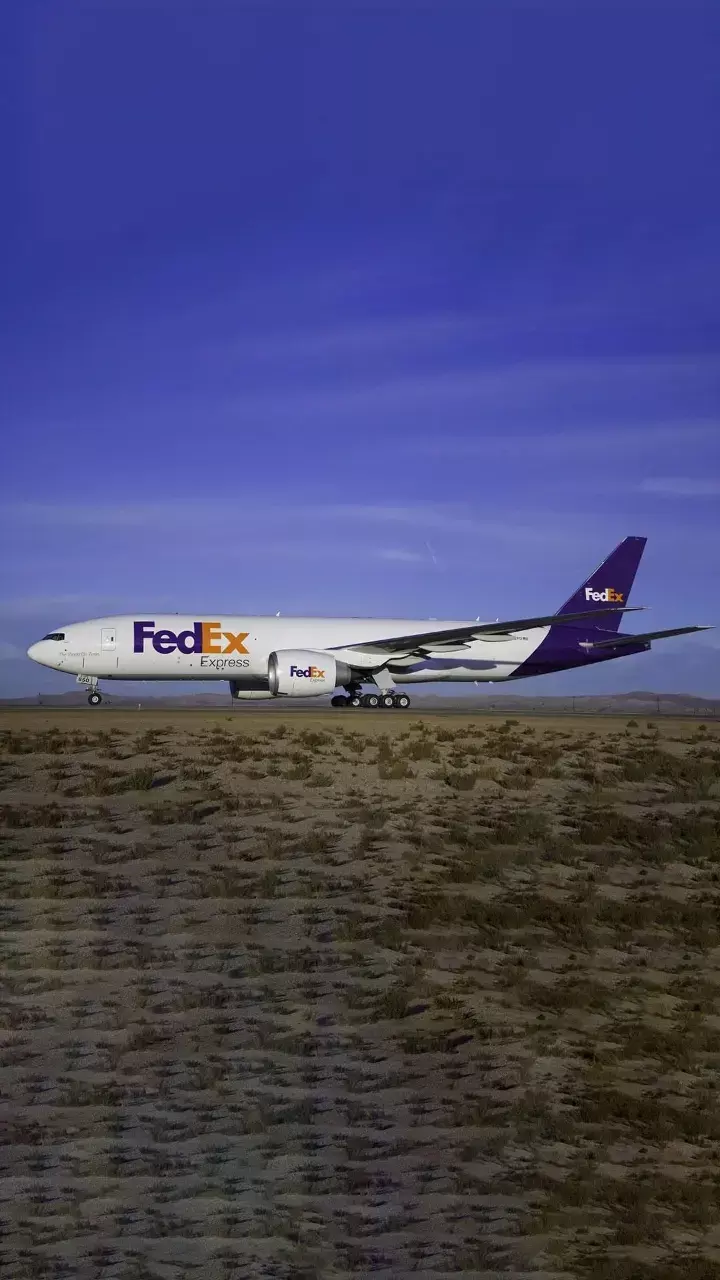FedEx lays off 10% global management staff