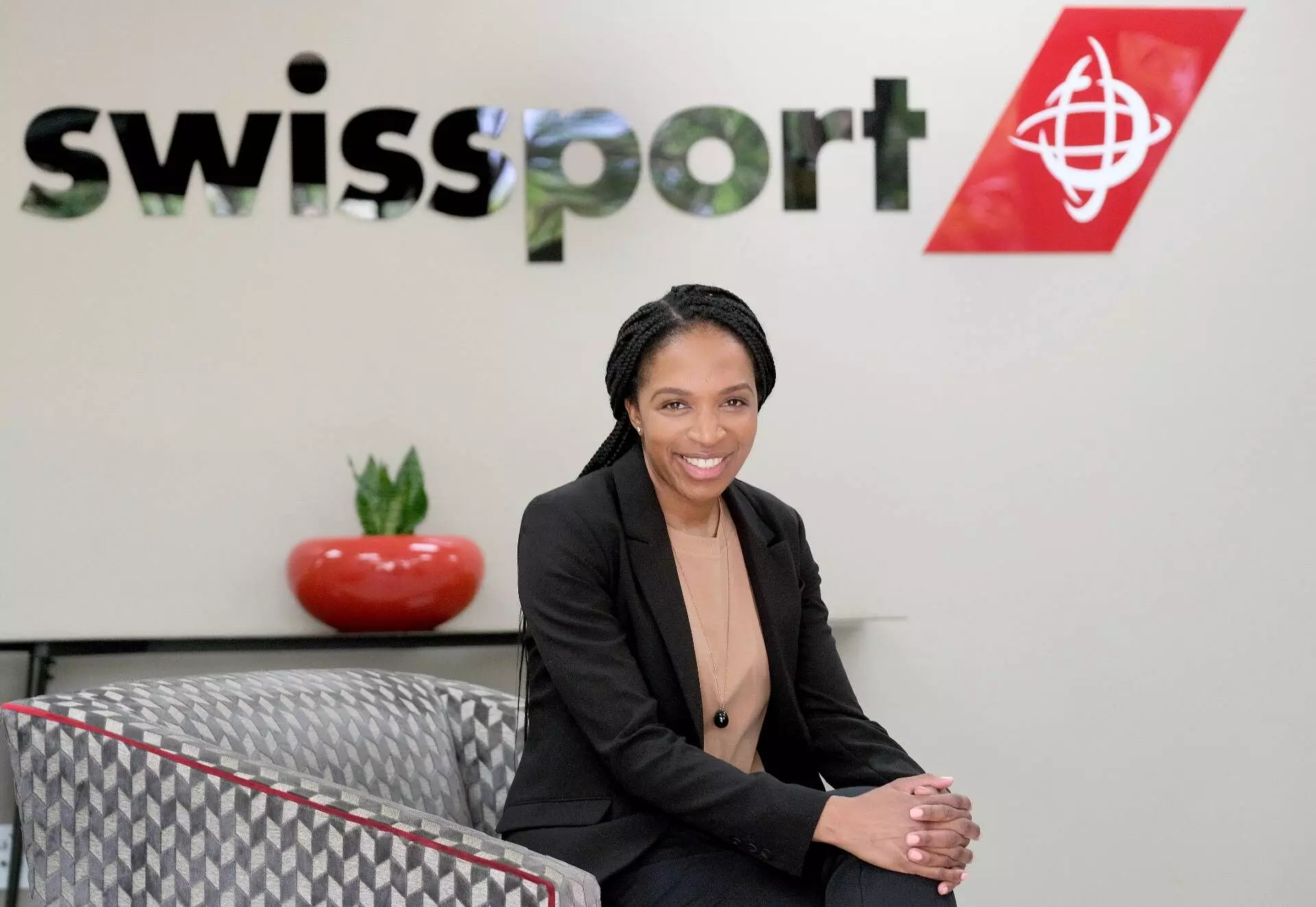 “My advice to future young women entering the aviation sector is that it is a fantastic industry to be a part of and that there is a career for everyone. If youre willing to study, the learning curve is steep but once you are in the industry, you will realise there is an entire universe out there for you to explore.”Khangi Khoza, Chief Executive Officer, Swissport South Africa “My advice to future young women entering the aviation sector is that it is a fantastic industry to be a part of and that there is a career for everyone. If youre willing to study, the learning curve is steep but once you are in the industry, you will realise there is an entire universe out there for you to explore.”Khangi Khoza, Chief Executive Officer, Swissport South Africa