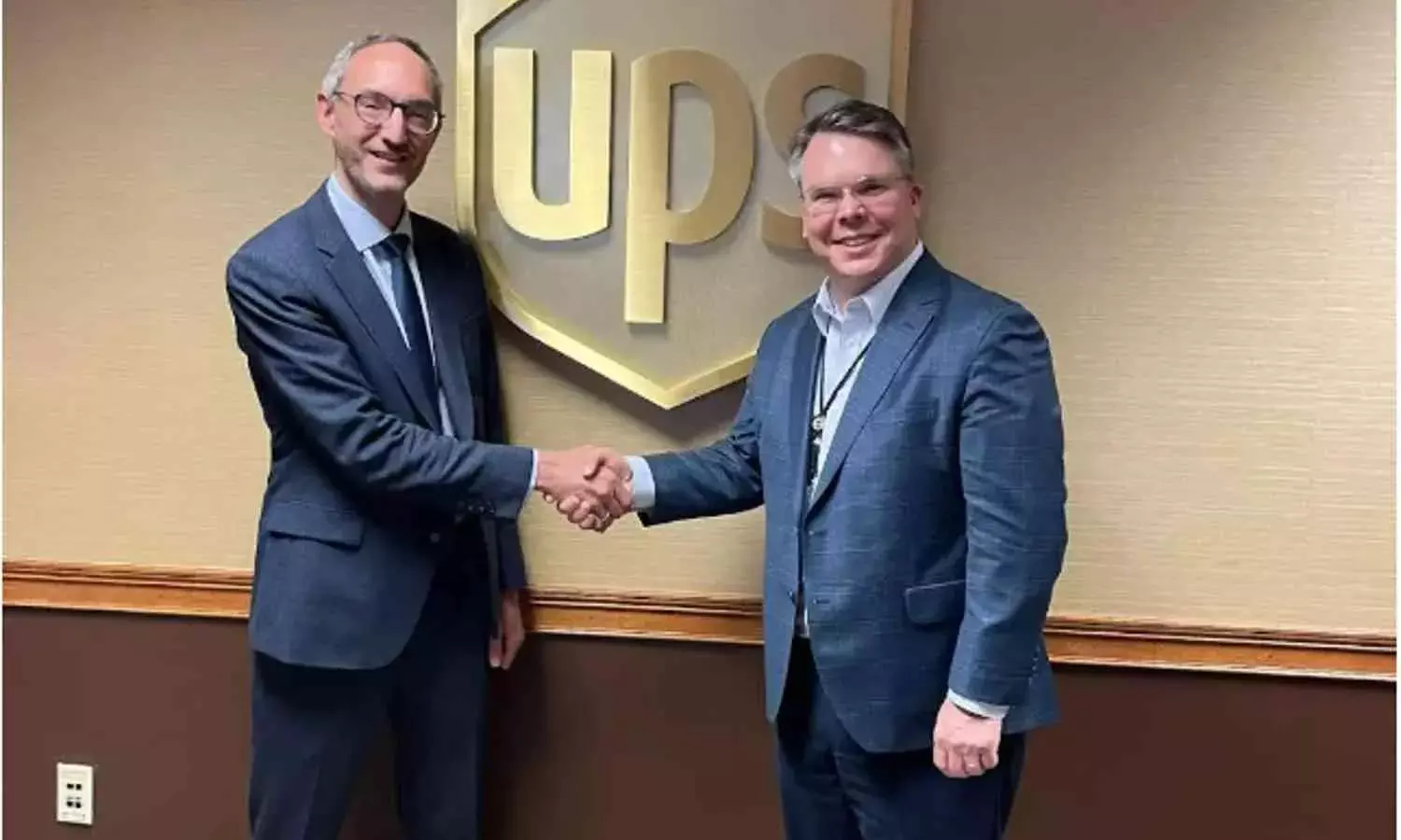 From left to right: Antoine Morel, Airbus VP Airframe Services, and Dave Springer - Managing Director of Tech Ops at UPS From left to right: Antoine Morel, Airbus VP Airframe Services, and Dave Springer - Managing Director of Tech Ops at UPS