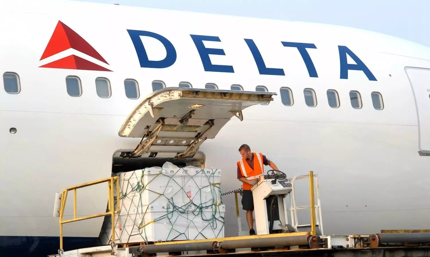 Delta Q1 cargo revenue down 28%