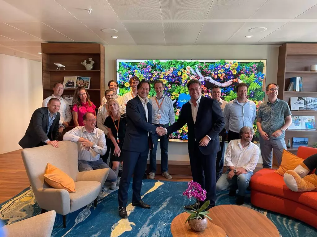 AFKLMP Cargo partners with Salesforce & Vonage AFKLMP Cargo partners with Salesforce & Vonage