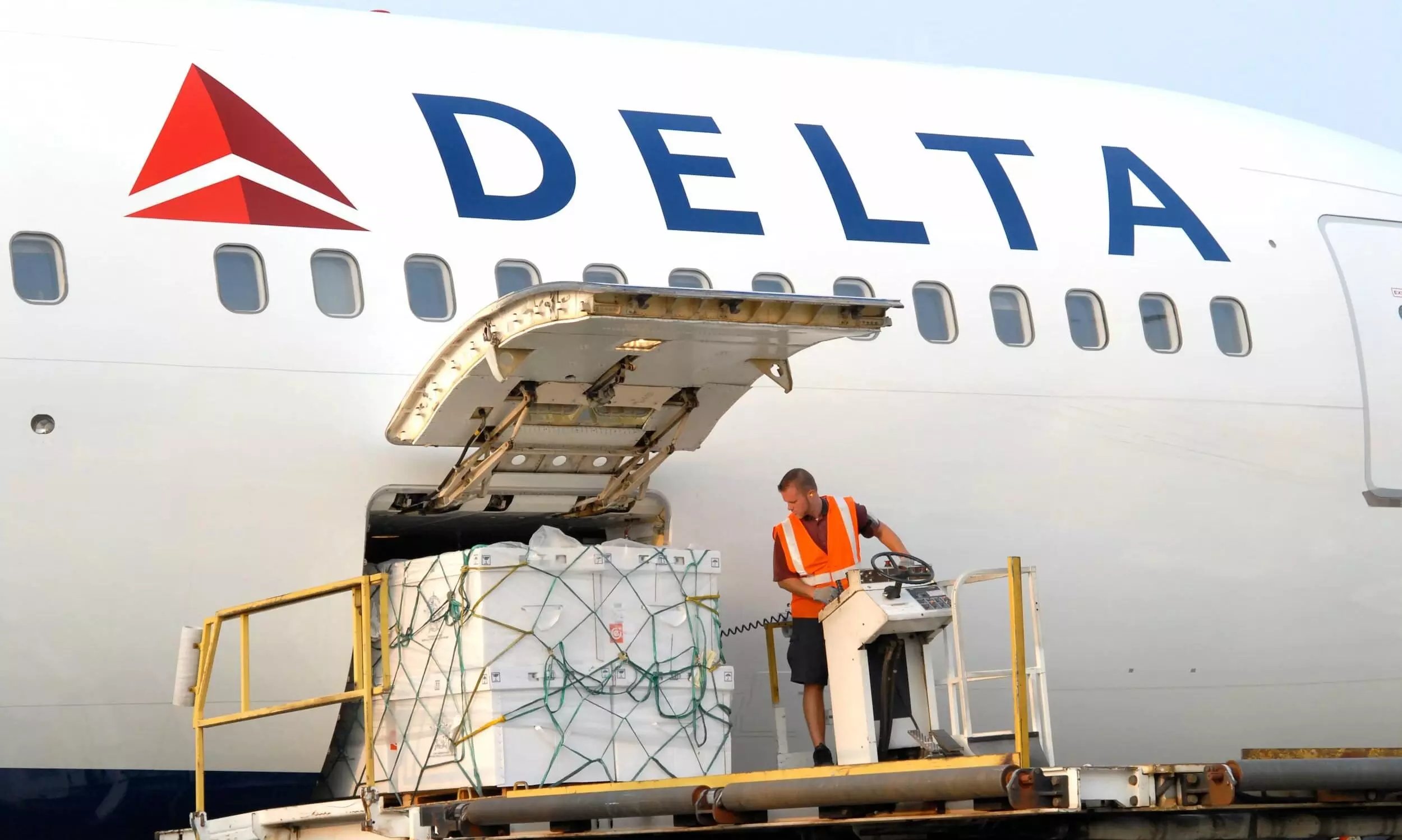 Delta Q2 cargo revenue down 37% Delta Q2 cargo revenue down 37%