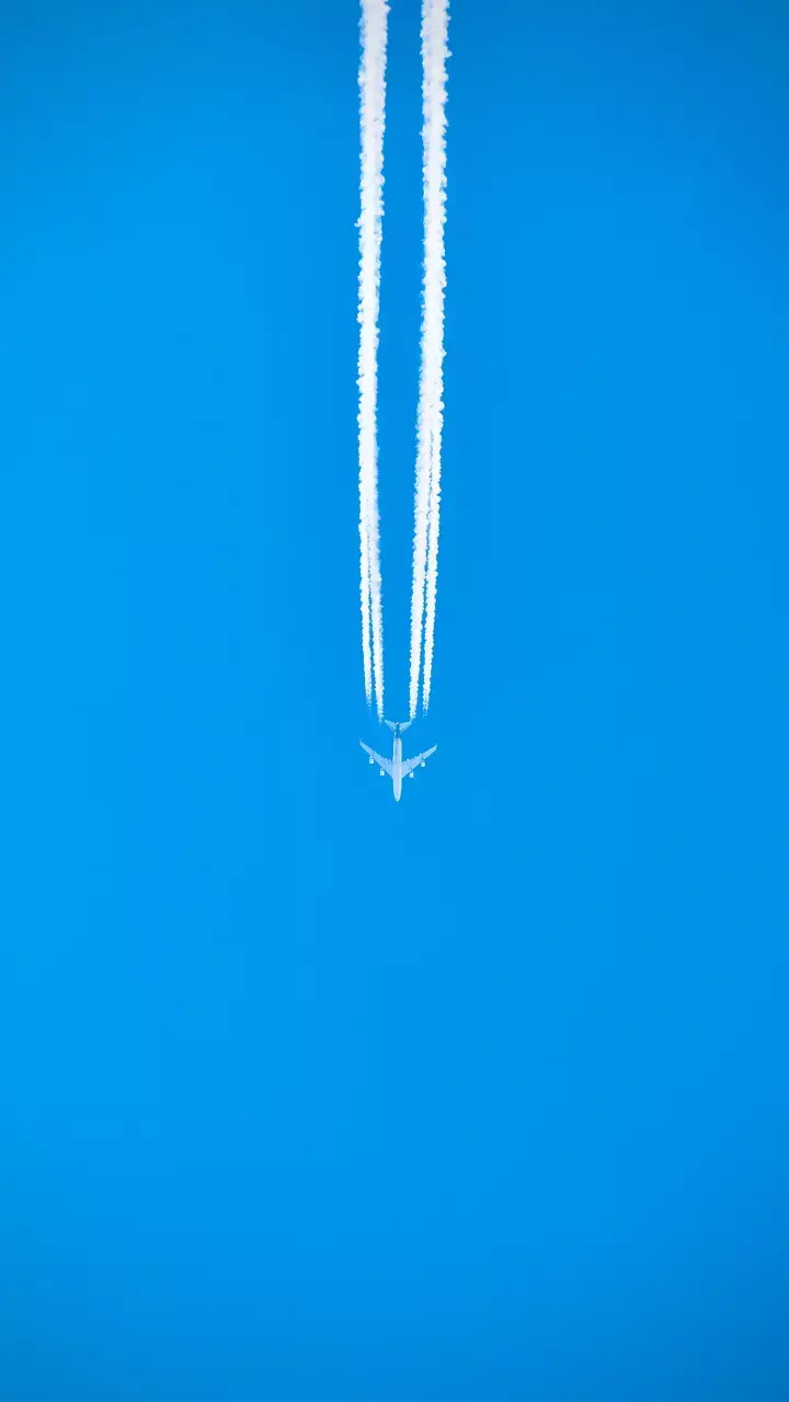 Global air freight spot rate declines 40% for fourth consecutive month