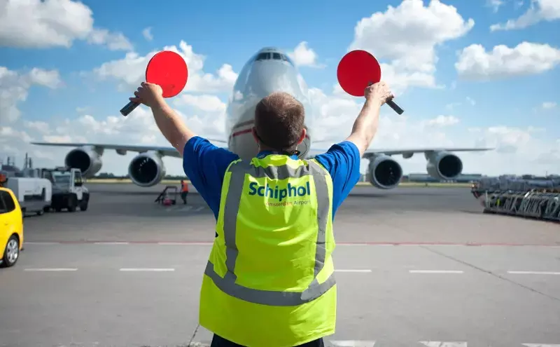 Towards open-minded cargo communities at airports Towards open-minded cargo communities at airports