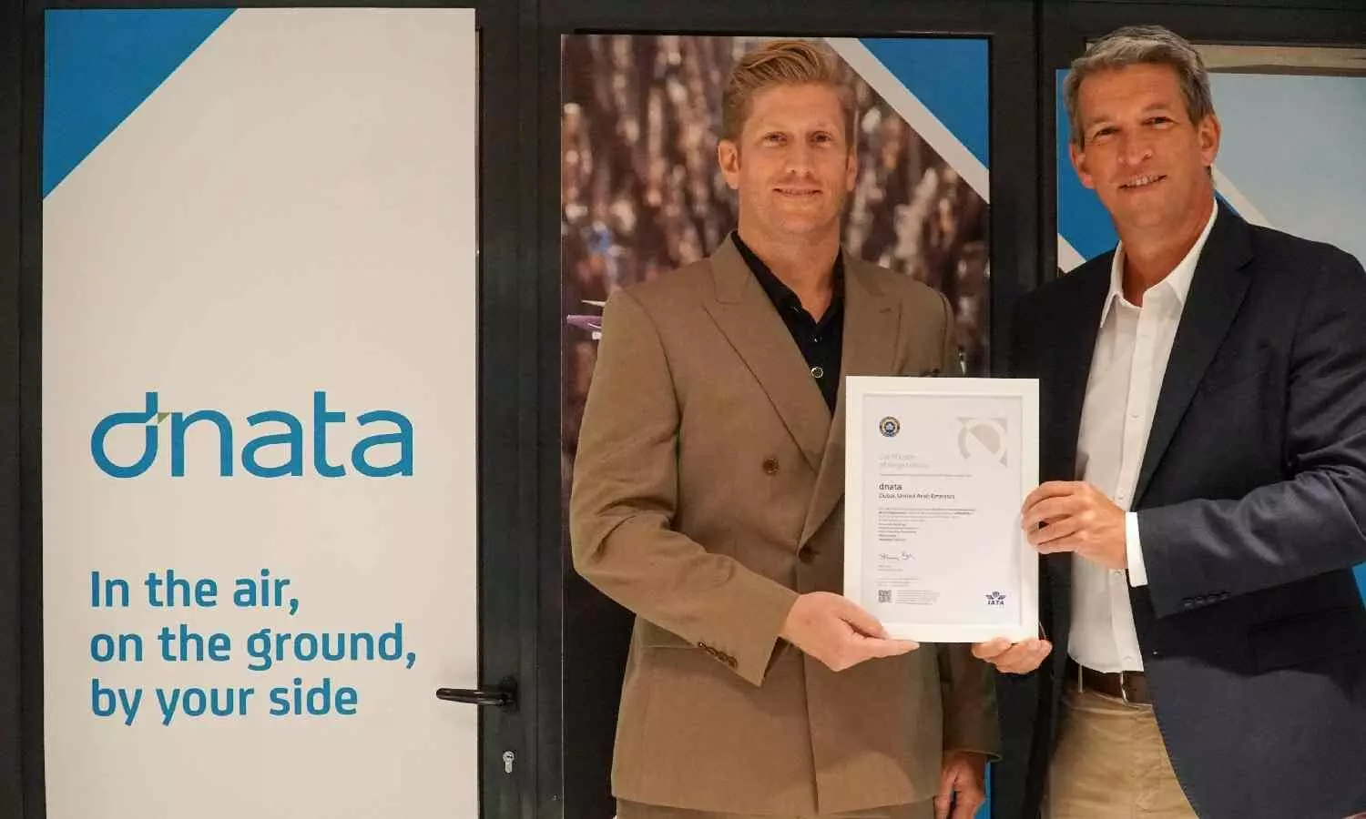dnata Group CEO Steve Allen (right) receives IEnvA certification from IATAs Head of Cargo, Brendan Sullivan