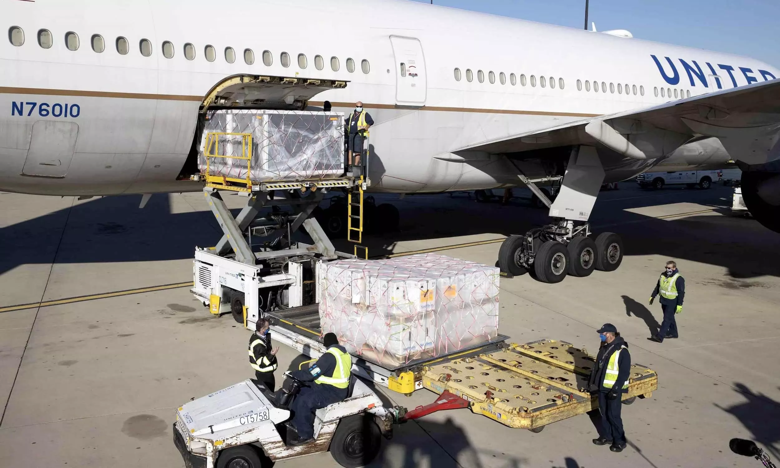 United Q3 cargo revenue down 33%