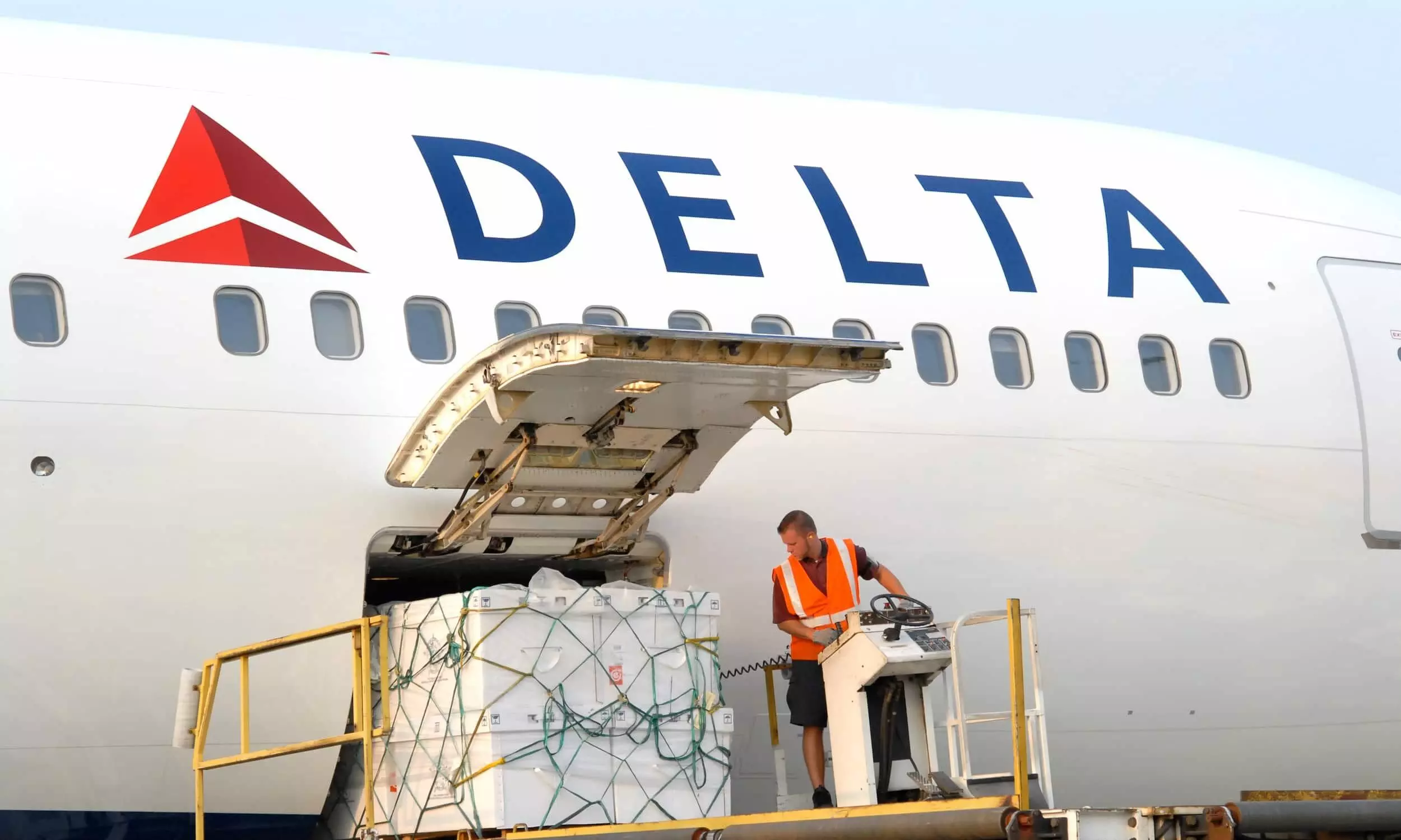 Delta Q42023 cargo revenue down 24%