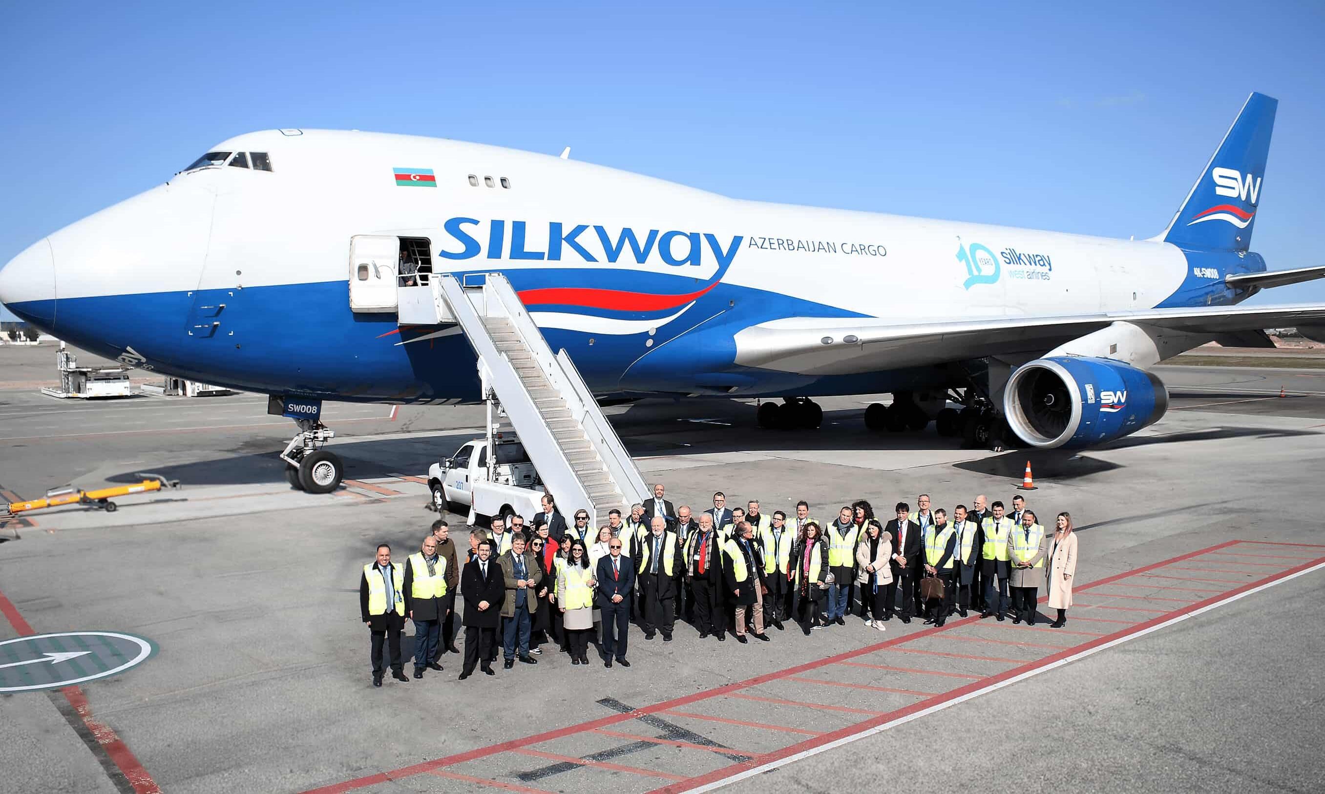 Eine deutsche Wirtschaftsdelegation besucht Silk Way West Airlines in Baku