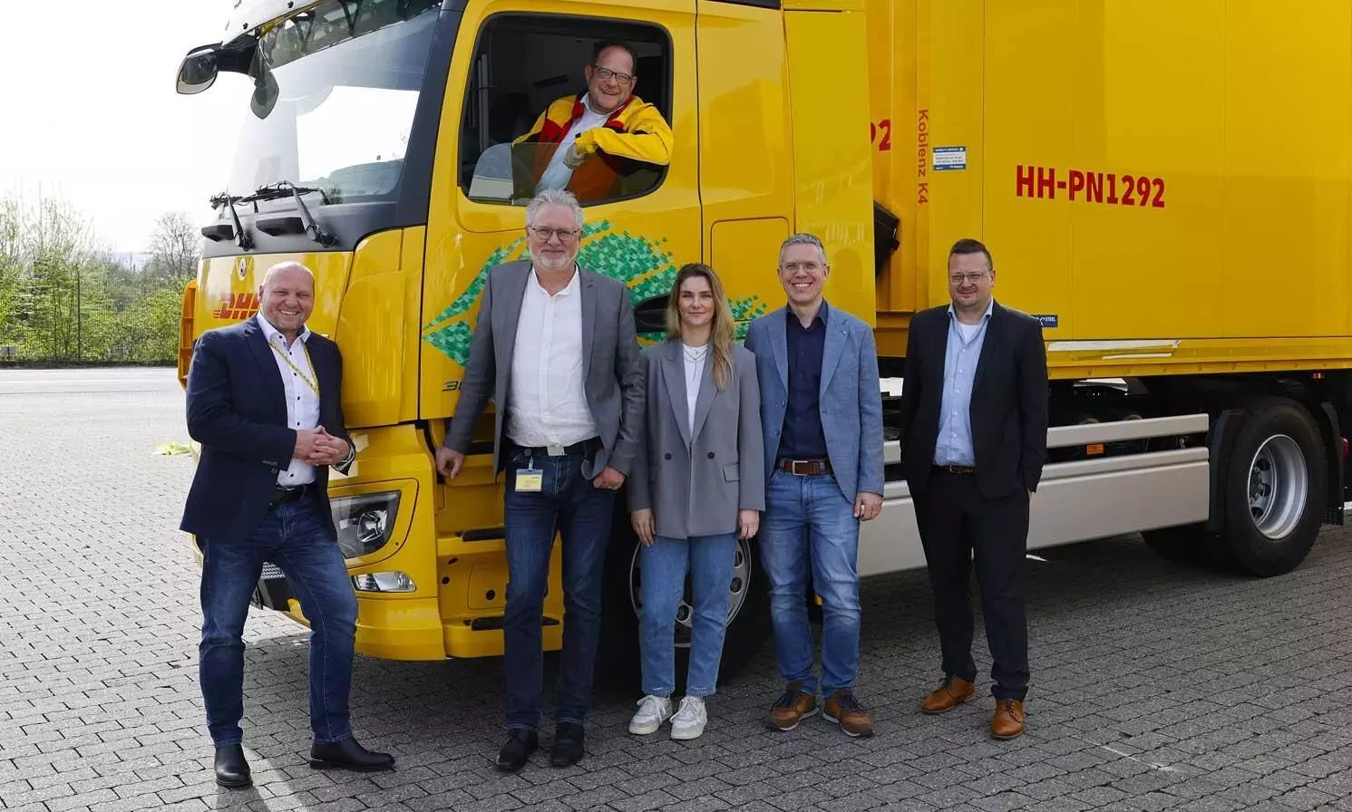(l-r) Christian Todt, branch manager DHL Freight Menden/Hagen, Wolfgang Schwarz, area manager west DHL Freight, Thomas Vogel, CEO DACH, UK & IE DHL Freight, Raffaela Jung, inbound logistics network planning at Mercedes-Benz Trucks, Oliver Berger, manager network strategies and sustainability Inbound logistics at Mercedes-Benz Trucks, Klaus-Uwe Festtag, branch manager DHL Freight Koblenz.
