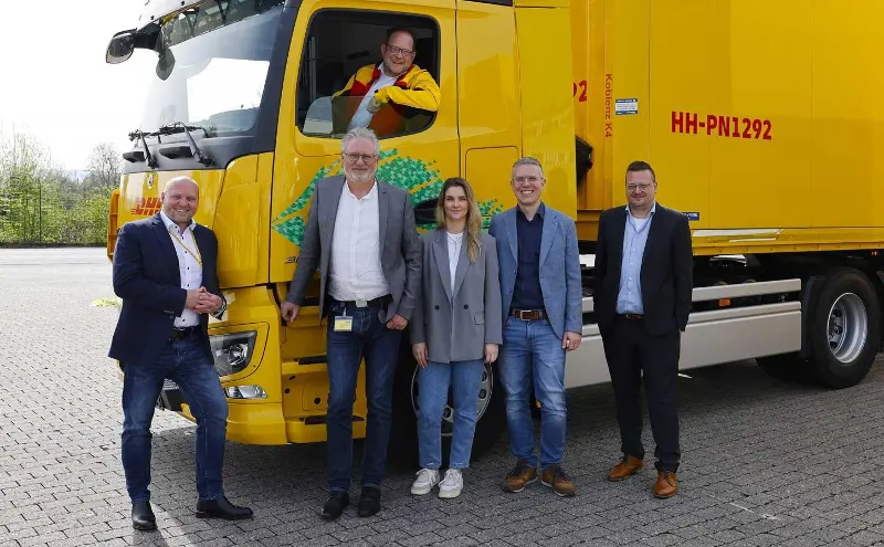 (l-r) Christian Todt, branch manager DHL Freight Menden/Hagen, Wolfgang Schwarz, area manager west DHL Freight, Thomas Vogel, CEO DACH, UK & IE DHL Freight, Raffaela Jung, inbound logistics network planning at Mercedes-Benz Trucks, Oliver Berger, manager network strategies and sustainability Inbound logistics at Mercedes-Benz Trucks, Klaus-Uwe Festtag, branch manager DHL Freight Koblenz. (l-r) Christian Todt, branch manager DHL Freight Menden/Hagen, Wolfgang Schwarz, area manager west DHL Freight, Thomas Vogel, CEO DACH, UK & IE DHL Freight, Raffaela Jung, inbound logistics network planning at Mercedes-Benz Trucks, Oliver Berger, manager network strategies and sustainability Inbound logistics at Mercedes-Benz Trucks, Klaus-Uwe Festtag, branch manager DHL Freight Koblenz.
