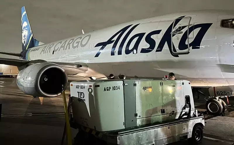 Alaska Air starts Los Angeles freighter service with 737-700F Alaska Air starts Los Angeles freighter service with 737-700F