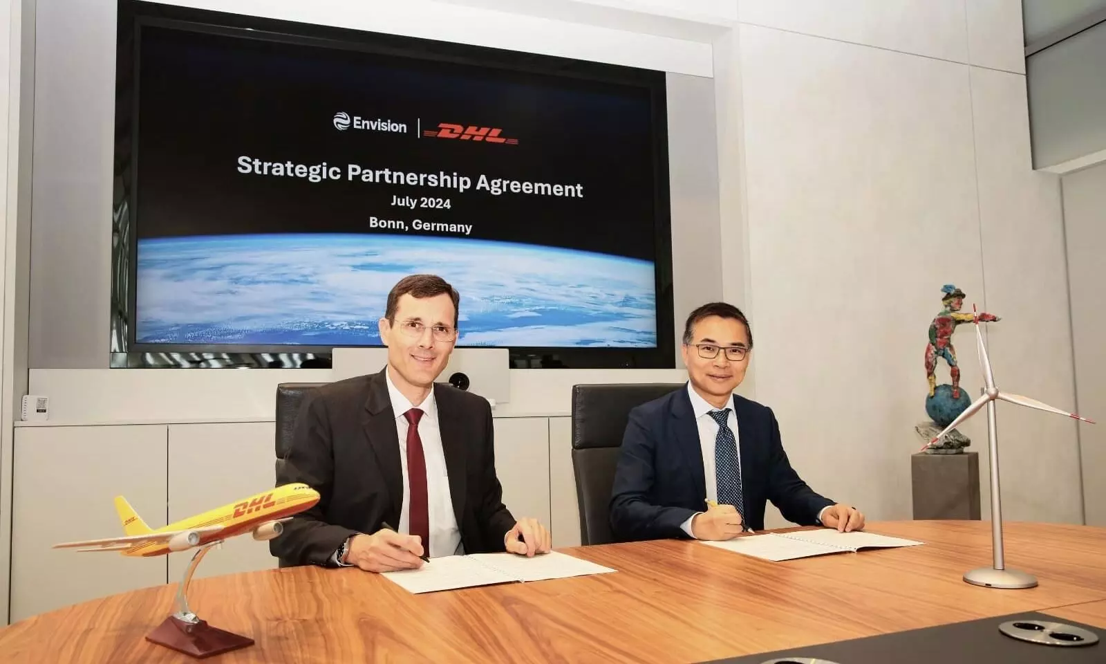 DHL, Envision team up for innovations in sustainable logistics DHL, Envision team up for innovations in sustainable logistics