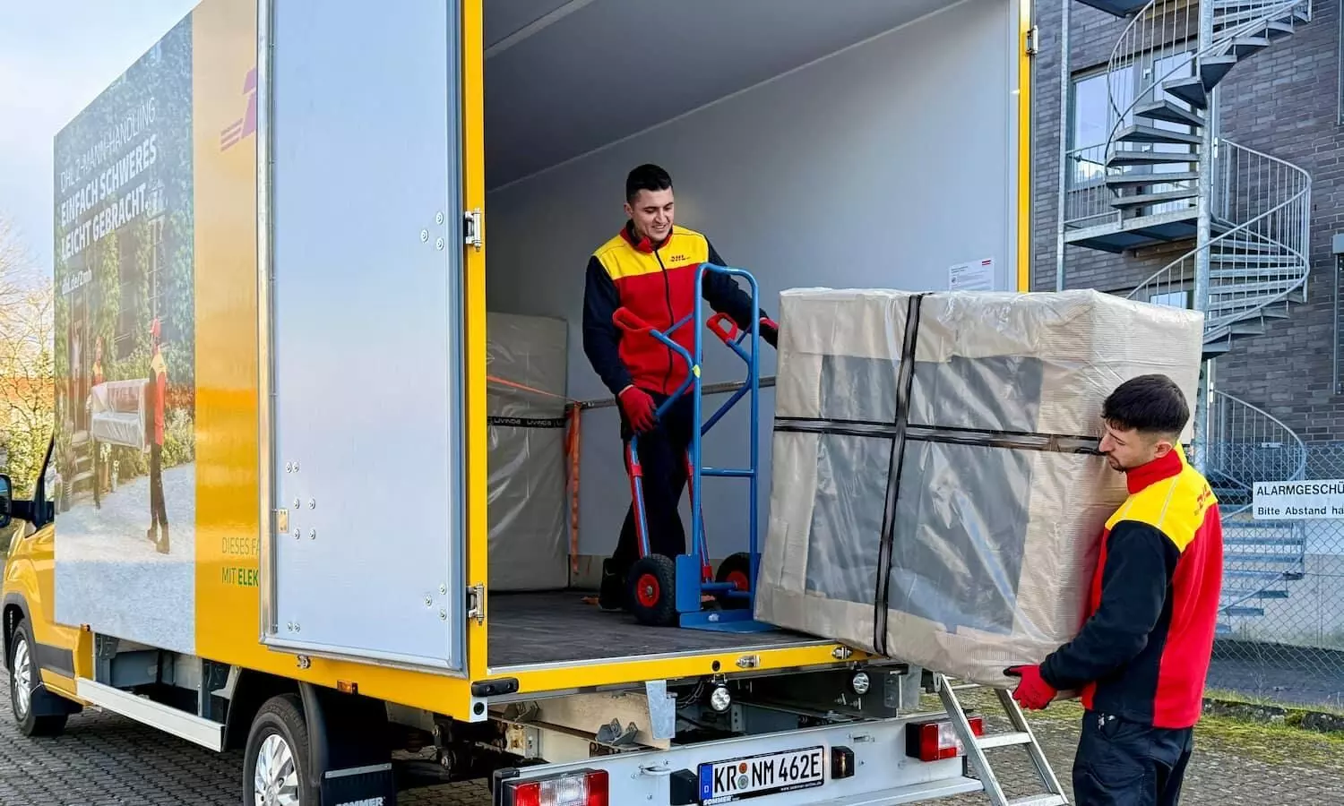 DHL 2-Mann-Handling expands electric fleet for last mile delivery DHL 2-Mann-Handling expands electric fleet for last mile delivery