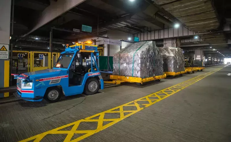 Cathay Cargo Terminal tests autonomous electric tractor operations Cathay Cargo Terminal tests autonomous electric tractor operations