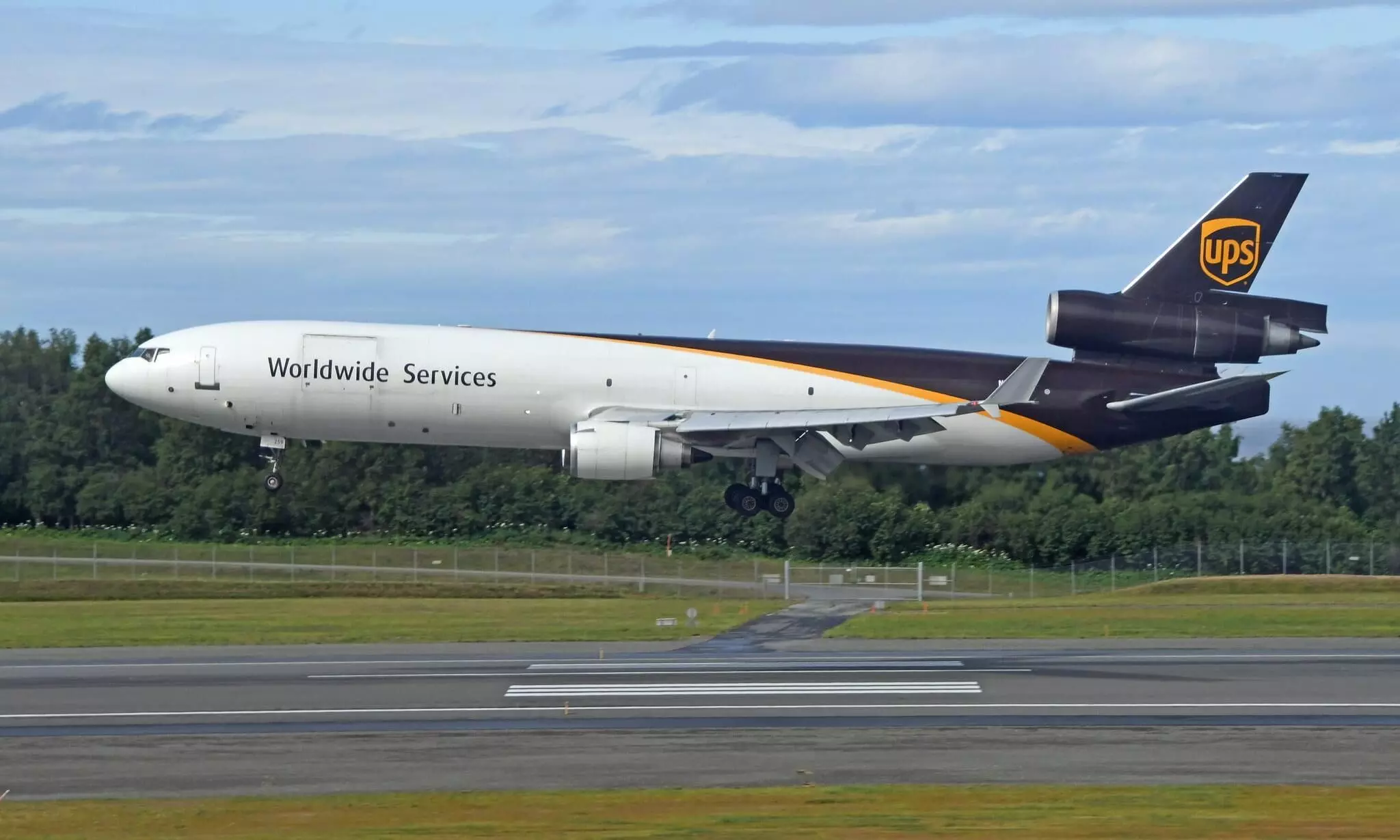 NTSB preliminary report cites left pylon cracks in UPS MD-11F crash