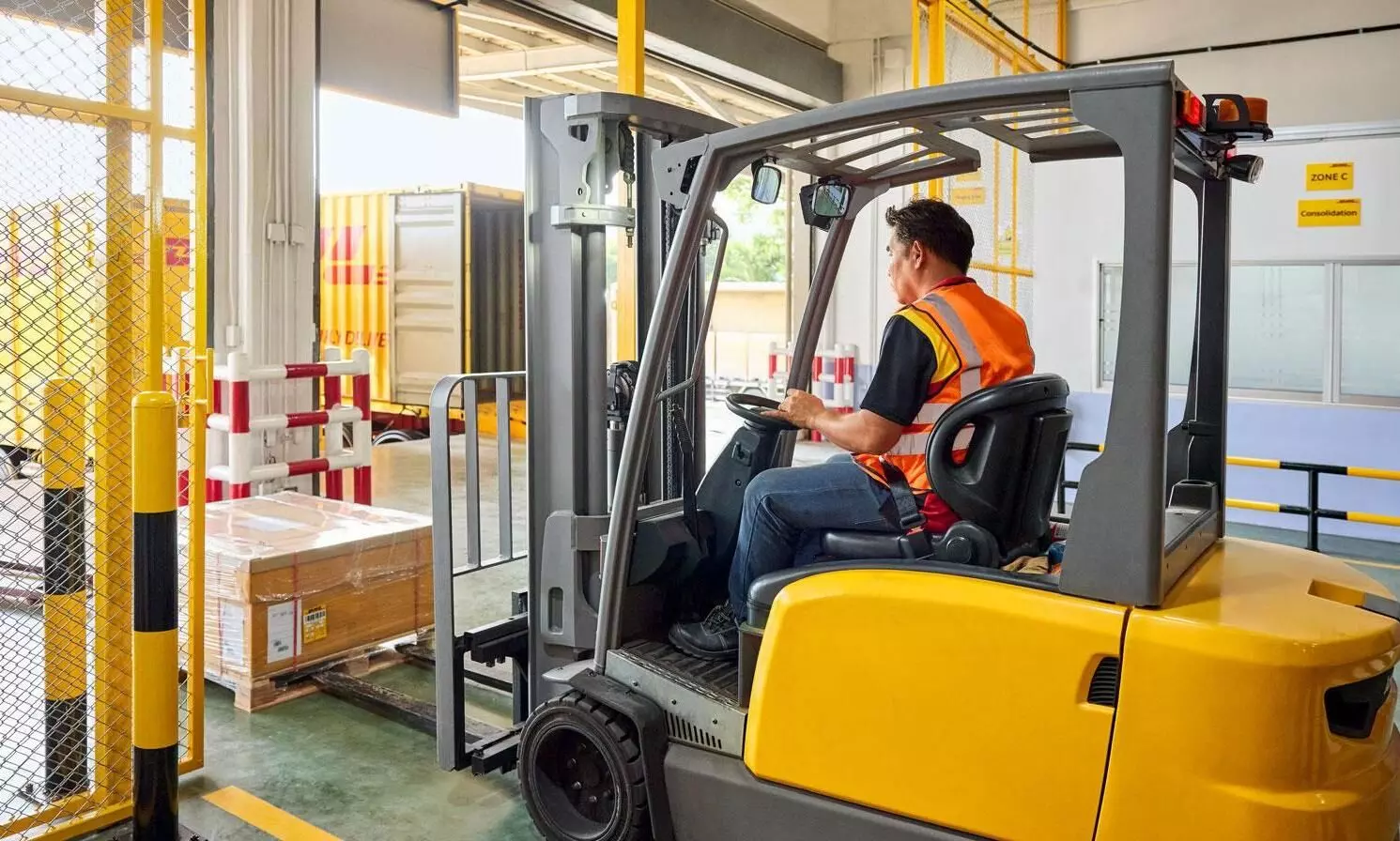 DHL Express launches heavyweight service for cargo up to 3,000 kg DHL Express launches heavyweight service for cargo up to 3,000 kg