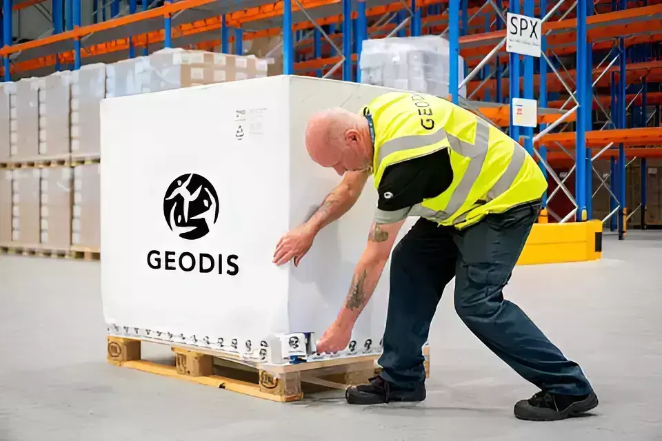 GEODIS tests paper thermal covers for pharma airfreight