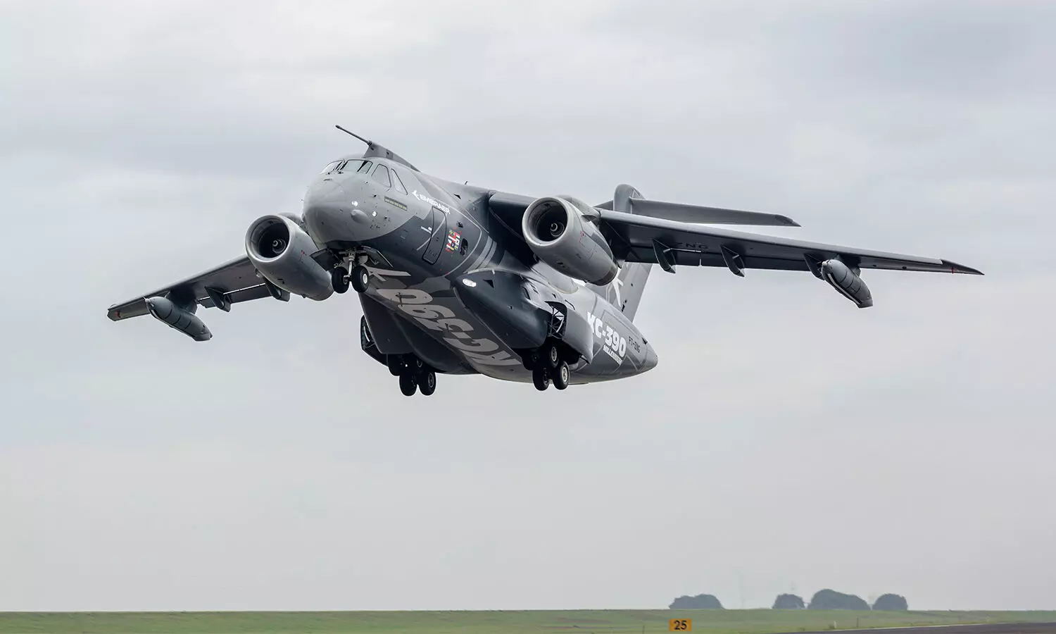Embraer brings E195-E2 and KC-390 to Farnborough Airshow Embraer brings E195-E2 and KC-390 to Farnborough Airshow
