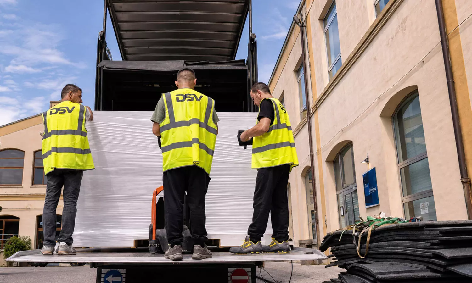 DSV powers the logistics for Vespas 80th anniversary in Rome DSV powers the logistics for Vespas 80th anniversary in Rome