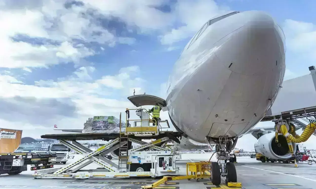Global air freight rates fall 0.2% but remain 16.9% higher YoY Global air freight rates fall 0.2% but remain 16.9% higher YoY
