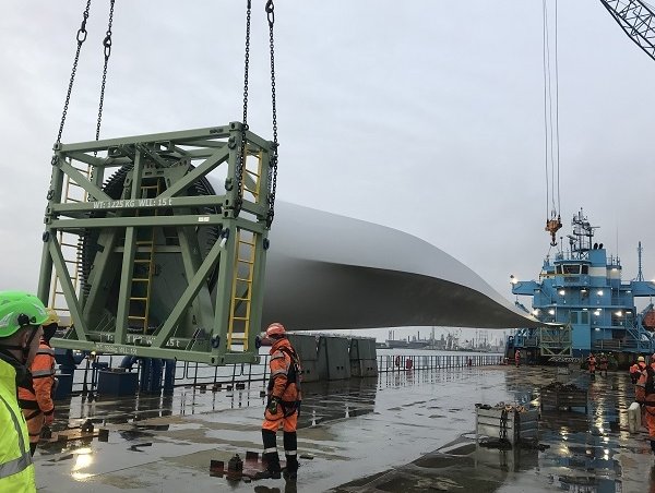 This unique shipment of 74.5 meters blades, which makes the rotor diameter of 149 meters, is the first one of a new generation wind turbine in the Benelux. Logistics