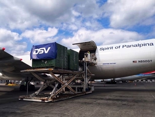 Luxembourg Findel Airport: aircraft engine parts are unloaded from the Boeing 747-8F. Air Cargo