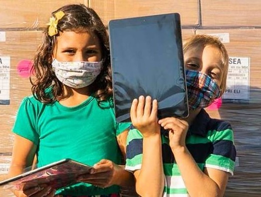 Alaska Air Cargo delivers iPads to children, helps remote learning