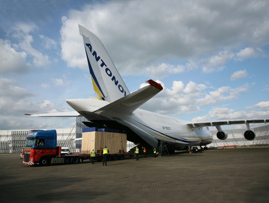ANTONOV transports giant compressors loaded with AN-124-100s unique crane system