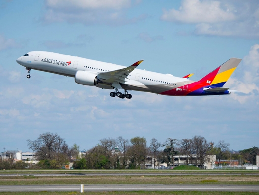 Asiana Airlines receives first A350-900