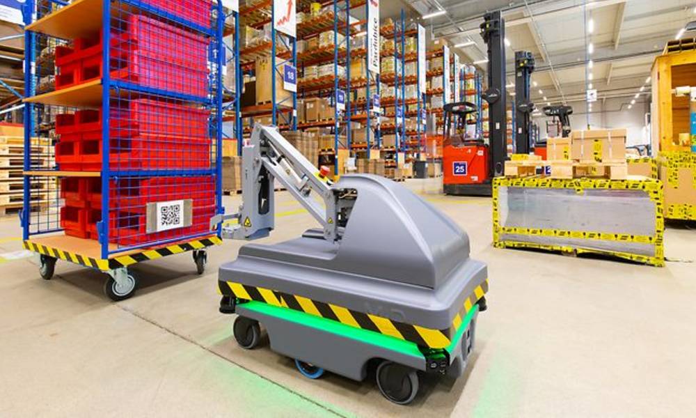 DB Schenker starts operating its first logistics robot in the Czech Republic DB Schenker starts operating its first logistics robot in the Czech Republic