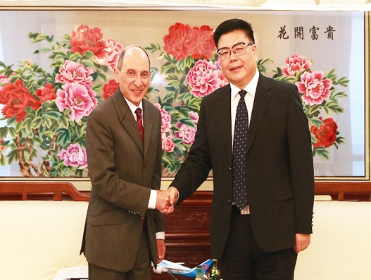 Qatar Airways acquires 5 percent stake in China Southern Airlines Qatar Airways acquires 5 percent stake in China Southern Airlines