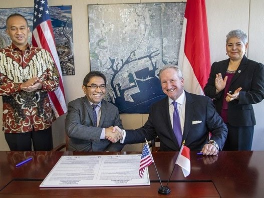 The signing of the Memorandum of Understanding. From left, Consul General Saud P Krisnawan, Consulate General of Indonesia; Elvyn G Masassya, president director, Indonesia Port Corporation; Gene Seroka, executive director, Port of Los Angeles; Lucia Moreno-Linares, Los Angeles Harbor Commissioner. Shipping