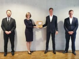 Lufthansa Cargo honours cooperation with DB Schenker. With this award, the cargo airline honoured the outstanding achievements of its worldwide cooperation in the past year