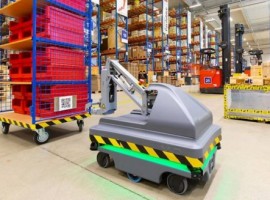 With a maximum towing payload of up to 500 kilograms, the robot can avoid both moving and stationary obstacles and adjust its route independently.